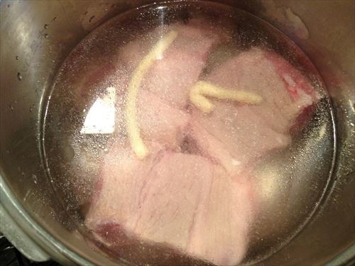 豚バラ肉に焼き目を入れる